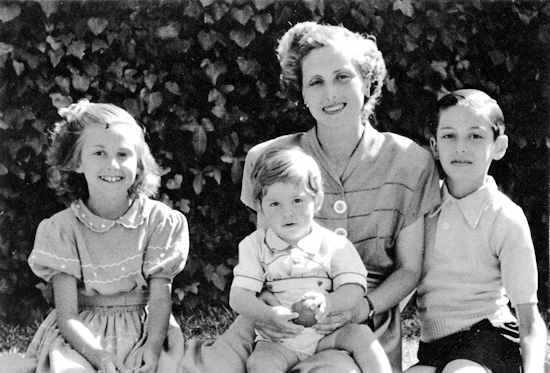 D. Luciana de Mello Garrido e os seus trs filhos, Antnio, Margarida e Francisco, 1948